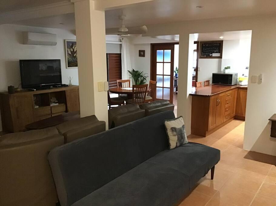 Oasis, In Leafy Whitfield. Villa Edge Hill Bagian luar foto