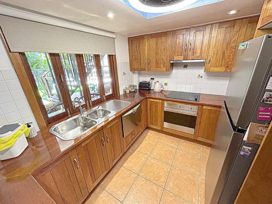 Oasis, In Leafy Whitfield. Villa Edge Hill Bagian luar foto