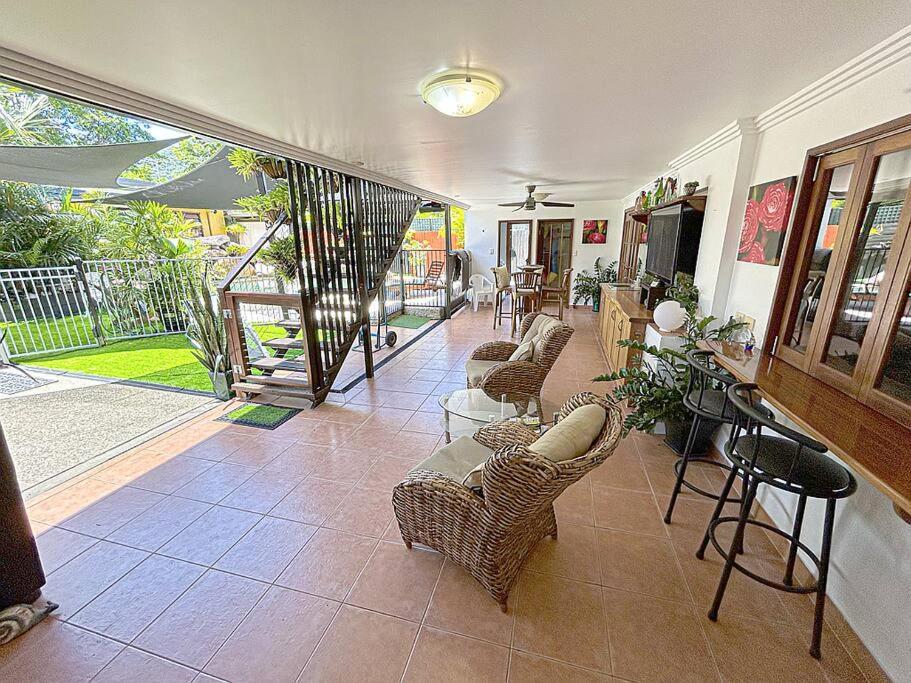 Oasis, In Leafy Whitfield. Villa Edge Hill Bagian luar foto